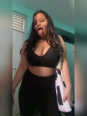 Bangladeshi chubby gf shows boobs to her bf