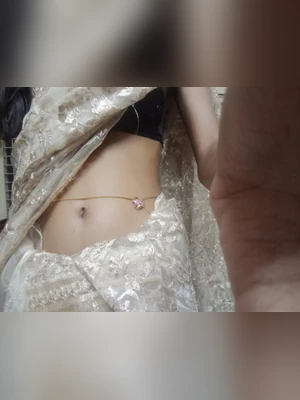Bengali girlfriend showing her sexy midriff and navel to her boyfriend
