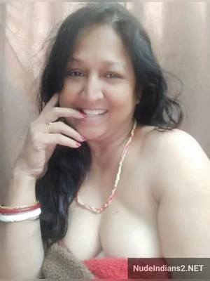 Sexy indian bengali aunty showing her hot body