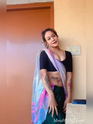 Beautiful indian bhabi fingering to showing her boyfriend
