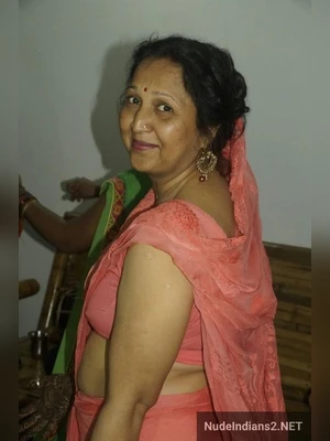 Kanpur Nude Aunty Big Tits and Large Ass Selfies of Sexy Body Teasing