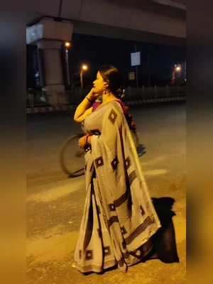 Roadside Bengali Boudi cum Call Girl Searching for Clients
