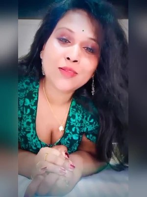 Nisha Mallu Hot Insta Aunty