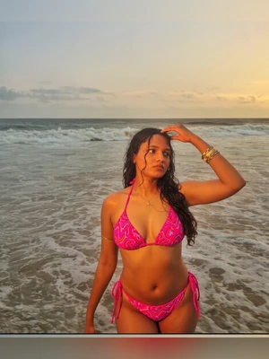 SEXY GIRL BIKINI SHOTS