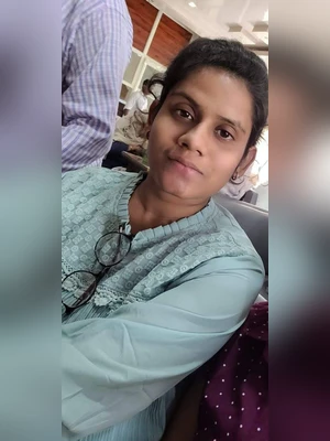 Desi chudakkad bhabhi showing her big round ass