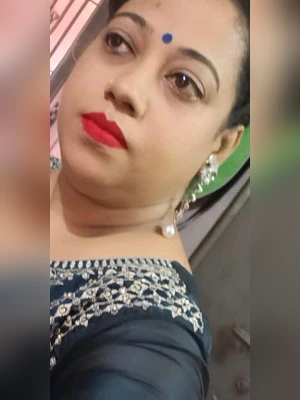 Delhi Housewife and Mother Susmita Ka Viral Naked Pics and MMS