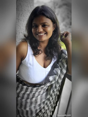 Cute desi bhabhi showing her boobs