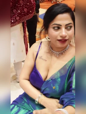Slut Mature Bhabhi buying Gold Ornaments.