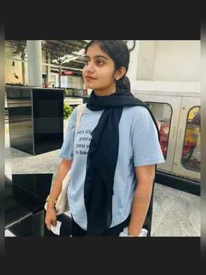 Beautiful Muslim Hijabi Mallu Kerala teen Indian desi college girl leaked showing boobs in public mall to her lover and shaking boobs