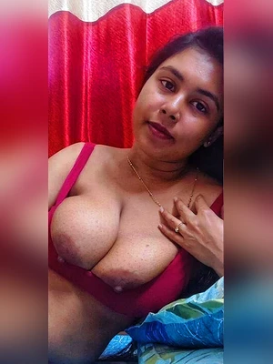 Beautiful Sexy Girlfriend Showing Her Naked Bulgy Boobs First Time on Internet