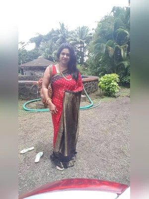 Beautiful Desi Indian busty chubby bhabi aunt married girl leaked nude show viral