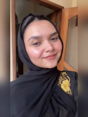 Cute hijabi girl Taking cigguret Showing nude her bf