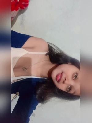 Desi cute slim girl showing boobies