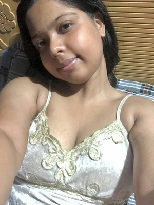 Horny Indian Girl Showing Her Big Boobs and Used Pussy