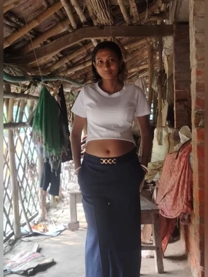 Bengali dehati boudi show her navel
