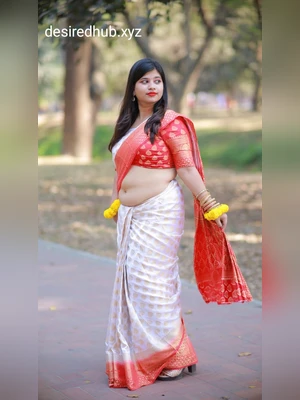Rima, Bangladeshi girl, revealed her naked body while bathing.#Bangladeshi #bangla #mms #boy