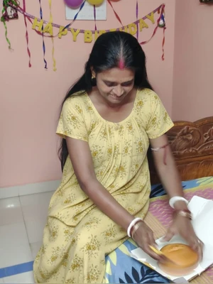 Hot Mature Indian Mom Giving Handjob & Fucking - Viral Desi Porn Leak