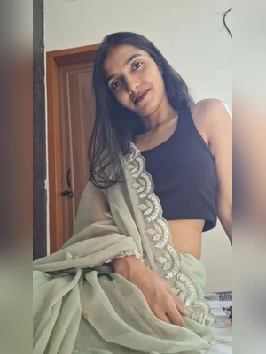Boyfriend Exposes His Hot Teen Girlfriend Nude