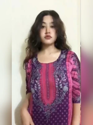 Bangladeshi Cute Hot chubby College girl student leaked viral mms removing her saree and blouse and using dildo get fucked
