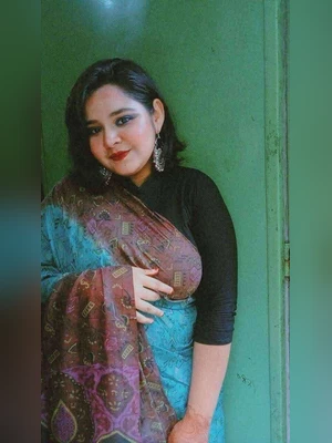 Bangladeshi hot sexy chubby girl showing her big boobs and press boobs