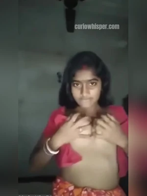 Desi boudi showing boobs